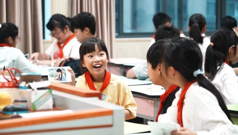 AI赋能职业启蒙：动漫色情网创新思政课走进小学课堂